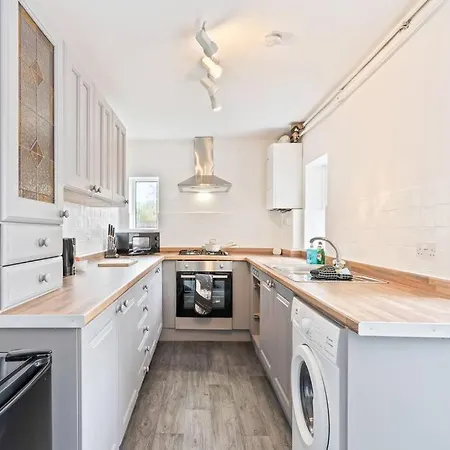 Victoria House - Location - Free Parking, Fast Wifi, Smarttv With Netflix By Yoko Feriehus *