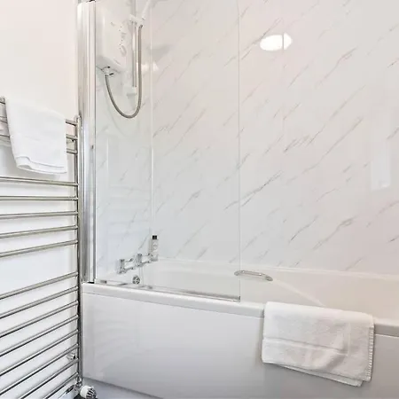 Victoria House - Location - Free Parking, Fast Wifi, Smarttv With Netflix By Yoko Feriehus Loftus