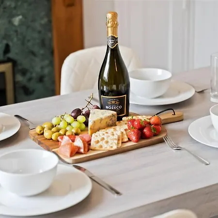 Victoria House - Location - Free Parking, Fast Wifi, Smarttv With Netflix By Yoko Feriehus *